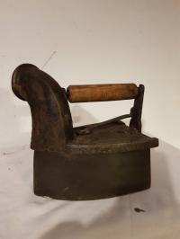 Большой утюг с декоративным дымоходом