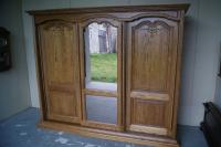 SZAFA Z DĘBOWYMI, SUWANYMI DRZWIAMI I LUSTREM PO ŚRODKU - 154 CM SZEROKA