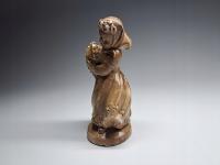 FIGURKA DZIEWCZYNKA Z WINOROŚLĄ