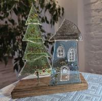 Choinka przy domku FS ozdoba świąteczna stojąca