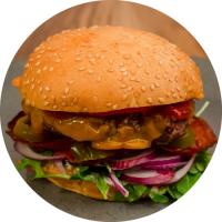 Burger wołowy z chorizo, naczosami, papryczką jalapeno i bułką z sezamem