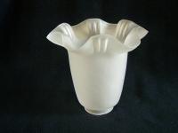 Klosz szklany w stylu vintage – mleczne szkło z falbaniastym brzegiem