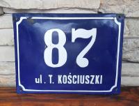 Старая эмалированная табличка с номером дома и улицей