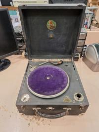 zabytkowy przedwojenny (ok 1920 r.) gramofon walizkowy Parlophone.