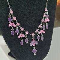Naszyjnik srebrzysty z fioletowo-różowymi elementami, regulowana długość