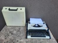 Старая пишущая машинка Olympia Traveller de Luxe