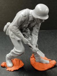 Niemiecki żołnierz kopiący np. okop skala 1/48