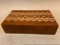 DREWNIANE ZDOBIONE PUDEŁKO KASETKA PRL