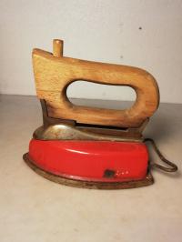 Stare żelazko emaliowane ze zdejmowaną rączką PATENT 50663 czerwone