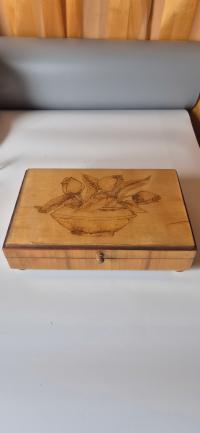 Красивая старая деревянная шкатулка с инкрустацией