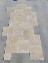 PŁYTKI TRAWERTYN CLASSIC LIGHT UKŁADNKA SZLIFOWANA WYPEŁNIONA SZPACHLOWANA