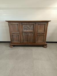 МАССИВНЫЙ КОМОД, ВЫРЕЗАННЫЙ ИЗ ДРЕВНИХ ВРЕМЕН, АНТИКВАРНЫЕ ОРНАМЕНТЫ