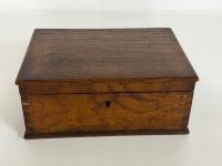 Antyczna drewniana szkatułka skrzynka XIX w. dąb jaskółczy ogon zamek