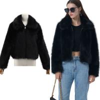 Женская зимняя легкая короткая меховая куртка с карманами черного цвета