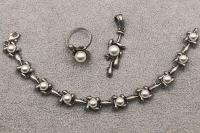 Zestaw srebrnej biżuterii z perłami