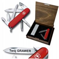 SCYZORYK VICTORINOX 1.4613 HIKER W DREWNIANEJ SKRZYNCE Z GRAWEREM