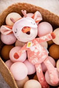 LILLIPUTIENS Przytulanka do spania z elementami fluorescencyjnymi Sarenka