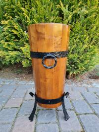 Деревянный зонт на кованых ножках