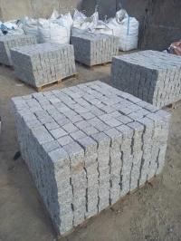 Kostka granitowa szara cięto-łupana płomieniowana 10/10/8