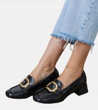 Czarne półbuty damskie na niskim obcasie ze złotą ozdobą Mareda