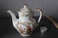 MAŁY IRYZOWANY DZBANEK, SCENKA RODZAJOWA 24/597