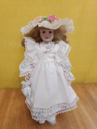 Stara lalka kolekcjonerska na stojaku, lalka porcelanowa duża