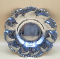 Старинная тарелка, покрытая серебром