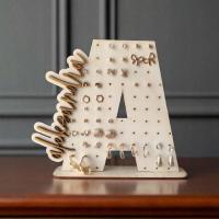 Ekspozytor na kolczyki z imieniem w kształcie litery