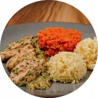 Pierś z indyka w sosie pieczarkowym z kaszą bulgur i zasmażaną marchewką