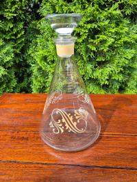 Szklana karafka stożkowa z korkiem