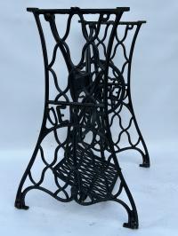 КРАСИВЫЙ СТОЛ, ОСНОВАНИЕ, НОЖКИ ОТ ШВЕЙНОЙ МАШИНЫ VERAS-ПОСЛЕ РЕМОНТА