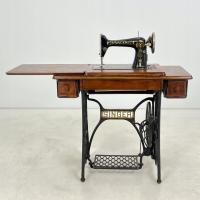 Maszyna do szycia „Singer”, nr F4454321 42×117,5×100 cm