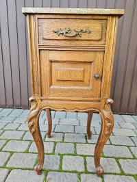 Wysoka szafka z marmurowym blatem komoda słupek