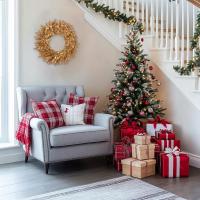 Wieniec świąteczny 50 cm – eukaliptus, złote ozdoby, na drzwi i ścianę