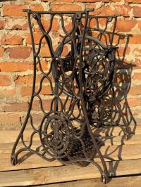 КРАСИВЫЙ СТОЛ, ОСНОВАНИЕ, НОЖКИ ОТ ШВЕЙНОЙ МАШИНЫ SINGER