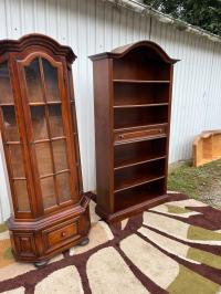 Stylowa witryna orzechowa .