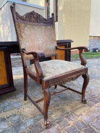 Симпатичное деревянное кресло - львиные лапы-антиквариат