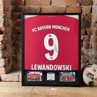 Robert Lewandowski, Bayern Monachium - koszulka z autografem w ramie (zag)