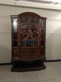 ВИТРИНА КОМОДА ДОВОЕННЫЕ РЕЗНЫЕ ОРНАМЕНТЫ НА ЛЬВИНЫХ ЛАПАХ