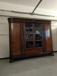 SZAFA WITRYNA PRZEDWOJENNA RZEŹBIONA NA LWICH ŁAPACH . ANTYKI BONIECCY