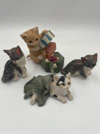 Набор маленьких фигур алебастровых кошек