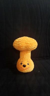 Maskotka przytulanka Grzyb Kurka ręcznie robiona szydełko