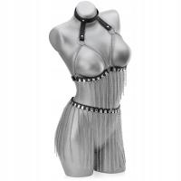 КОМПЛЕКТ КОЖАНОГО НИЖНЕГО БЕЛЬЯ, УКРАШЕННЫЙ ЦЕПЯМИ, ОТКРЫТЫЙ БЮСТГАЛЬТЕР, ПОЯС НА БЕДРАХ