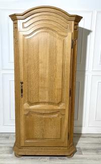 Zgrabna szafa po renowacji z litego drewna dębowego