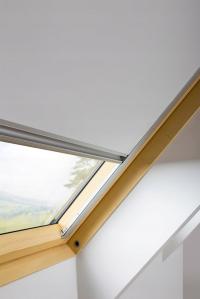 Roleta FAKRO ARF NL zaciemniająca Rozmiar 78x118, 055, białe prowadnice