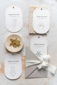 Ваучер, приглашение на сеанс с конвертом. сургучом и лентой