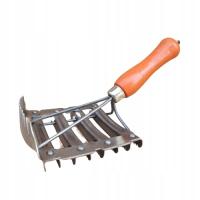 Скребок металлический с гребнем 12x12,5 см.