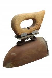 Żelazko z duszą – żeliwne z drewnianą rączką – ok. 1920–1930 r.