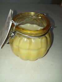 Świeca woskowa w zóltym szkle