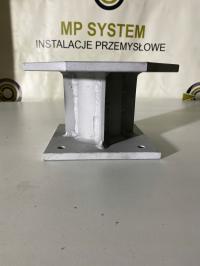 Adapter do wtryskarki dla podajnika tworzywa sztucznego